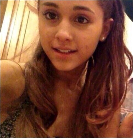 Ariana Grande Selfie