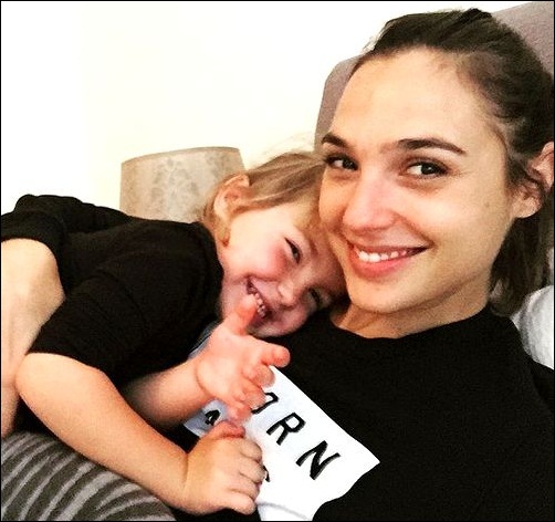 Gal Gadot no makeup selfie with Daughter