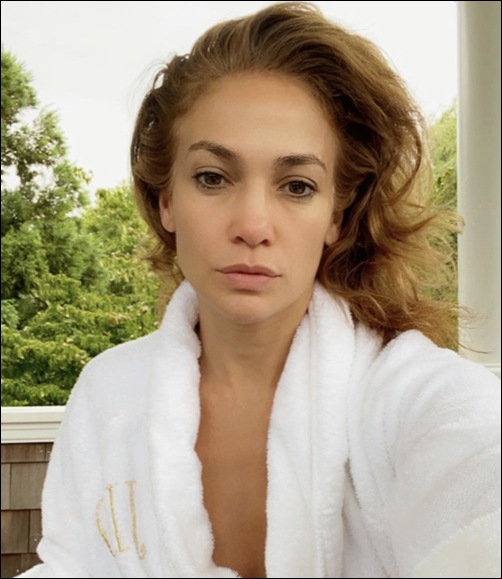 Jennifer Lopez no makeup selfie