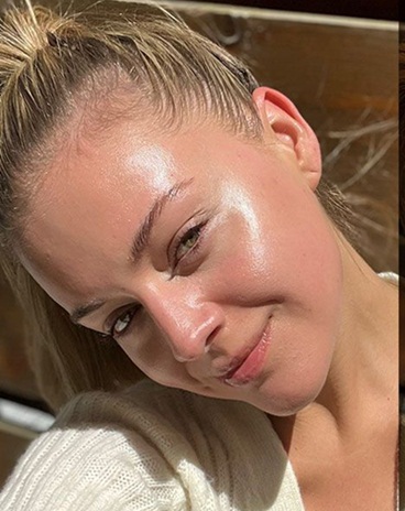 Kelsea Ballerini with and no Makeup