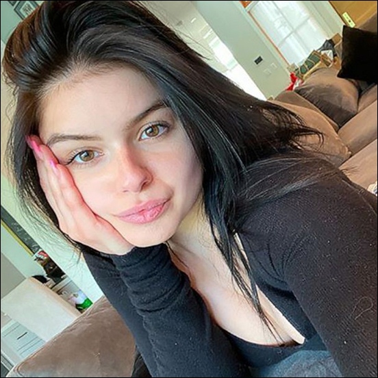 Ariel Winter selfie With No-Makeup
