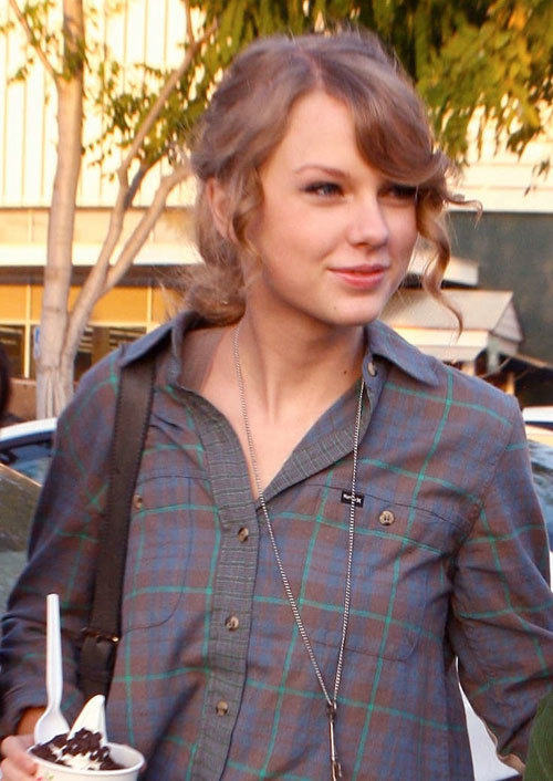 Taylor Swift No-Makeup Routine