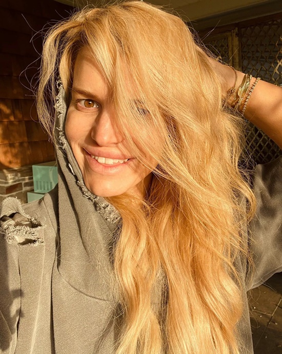 Singer Jessica Simpson With No-Makeup